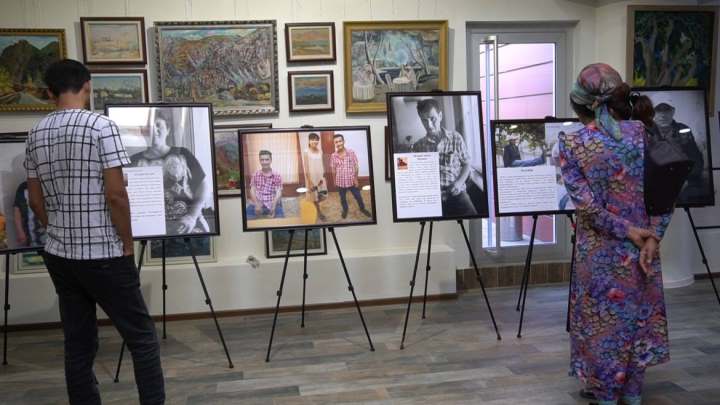 В Душанбе открылась фотовыставка, посвященная судьбам бывших заключенных