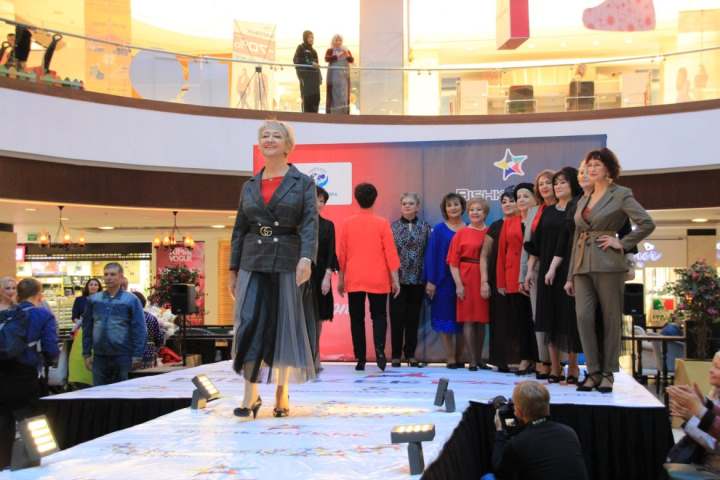 Модный показ #Подиум60+ с участием людей серебряного возраста