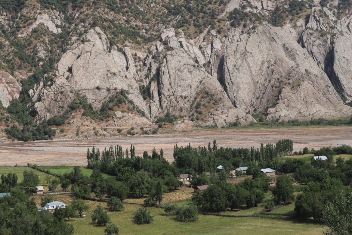В Таджикистане стартовал проект «Сохранение редких и эндемичных видов растений в горно-лесной зоне джамоата Сарихосор Балджуванского района»